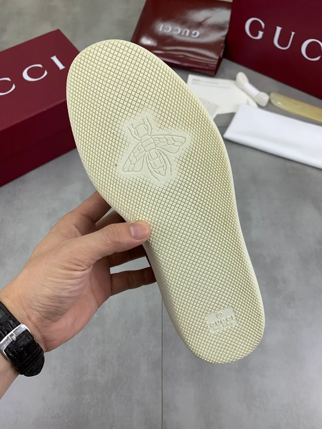 Men's shoes 💰P562 New GUCCI classic design moral training element catwalk model, matching version of top quality moral training shoes for men and women. Epoxy logo process is concave and convex, matching oil edge technology, punched cowhide cloth surface, suede cowhide surface splicing, breathable and not stuffy, the original overlasted shoe model is comfortable on the feet.  Fabric: Matched leather + cloth + mesh Lining: Water-dyed sheepskin Foot: Water-dyed sheepskin Outsole: Original molded TP matching environmentally friendly material Packaging: Top counter full set of packaging Female 35-42 (Female 41.42. Customized) Male 39-46 (46 customized)
